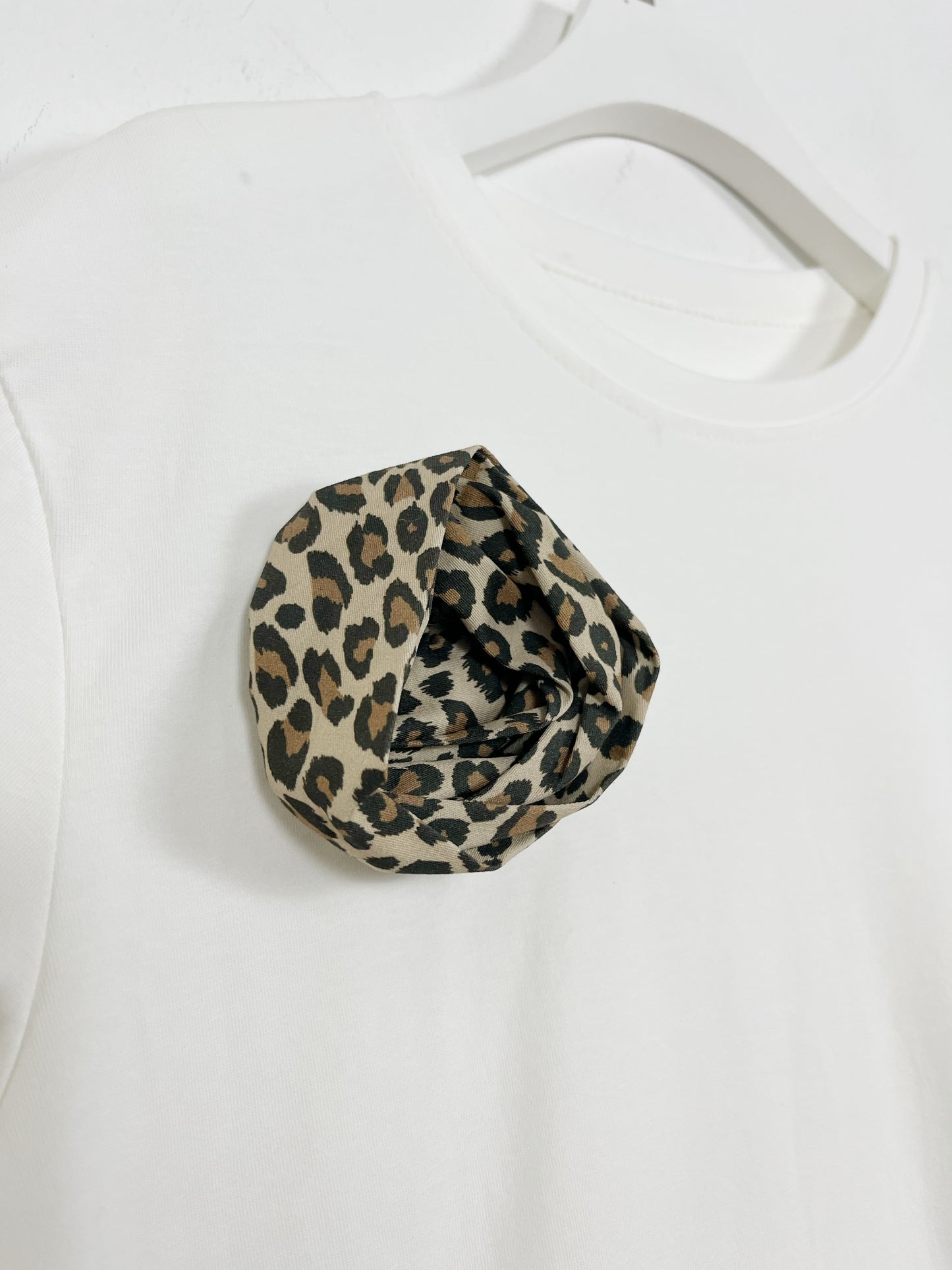T-shirt con rosa applicata