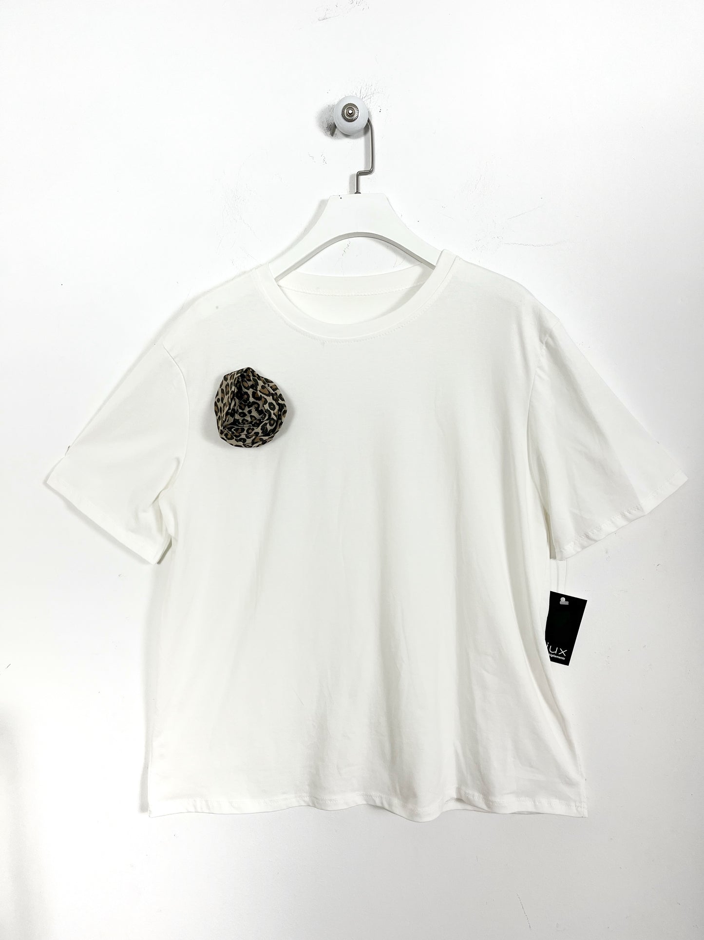 T-shirt con rosa applicata