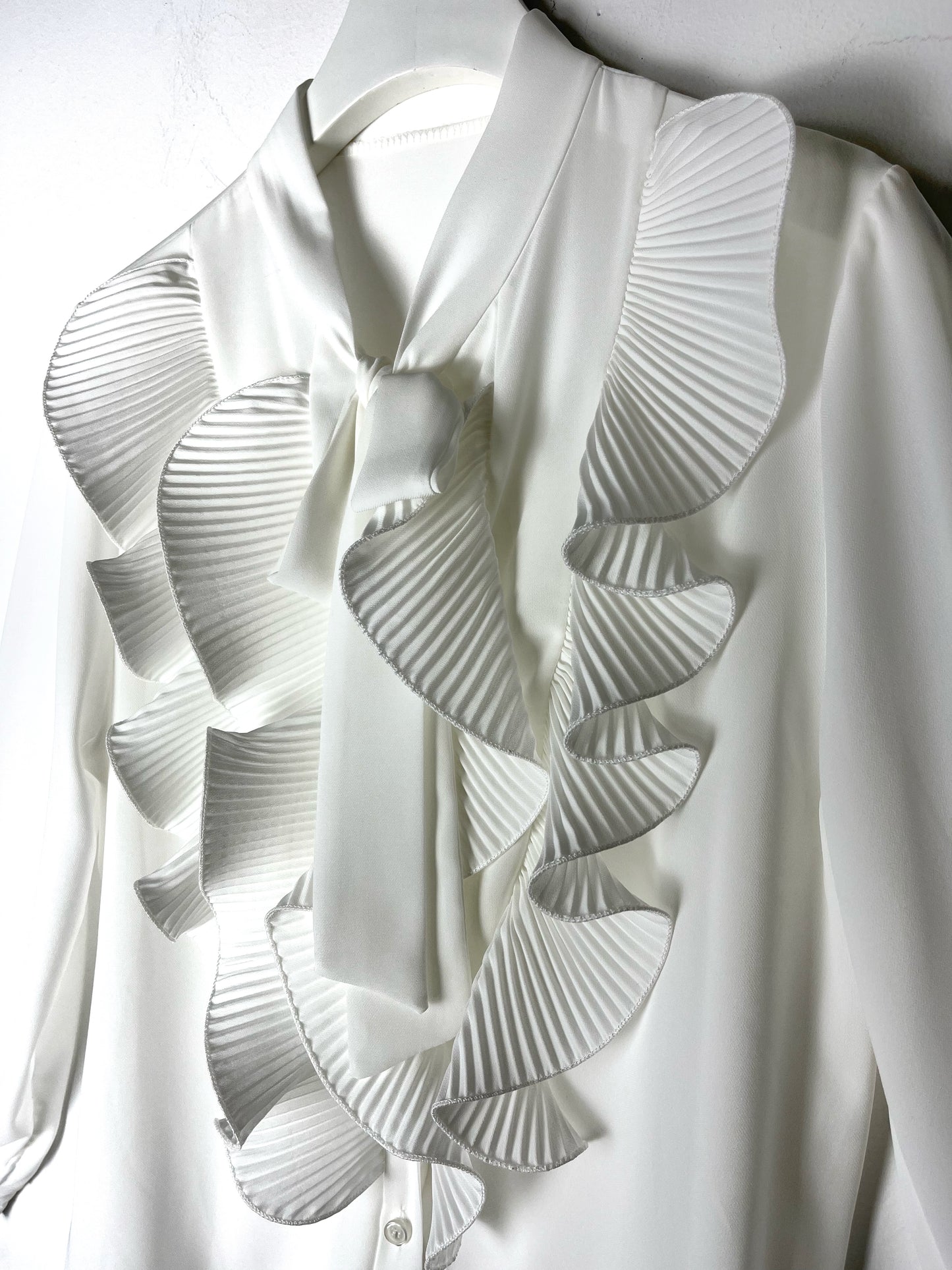 Camicia in georgette con volant e fiocco tinta unita