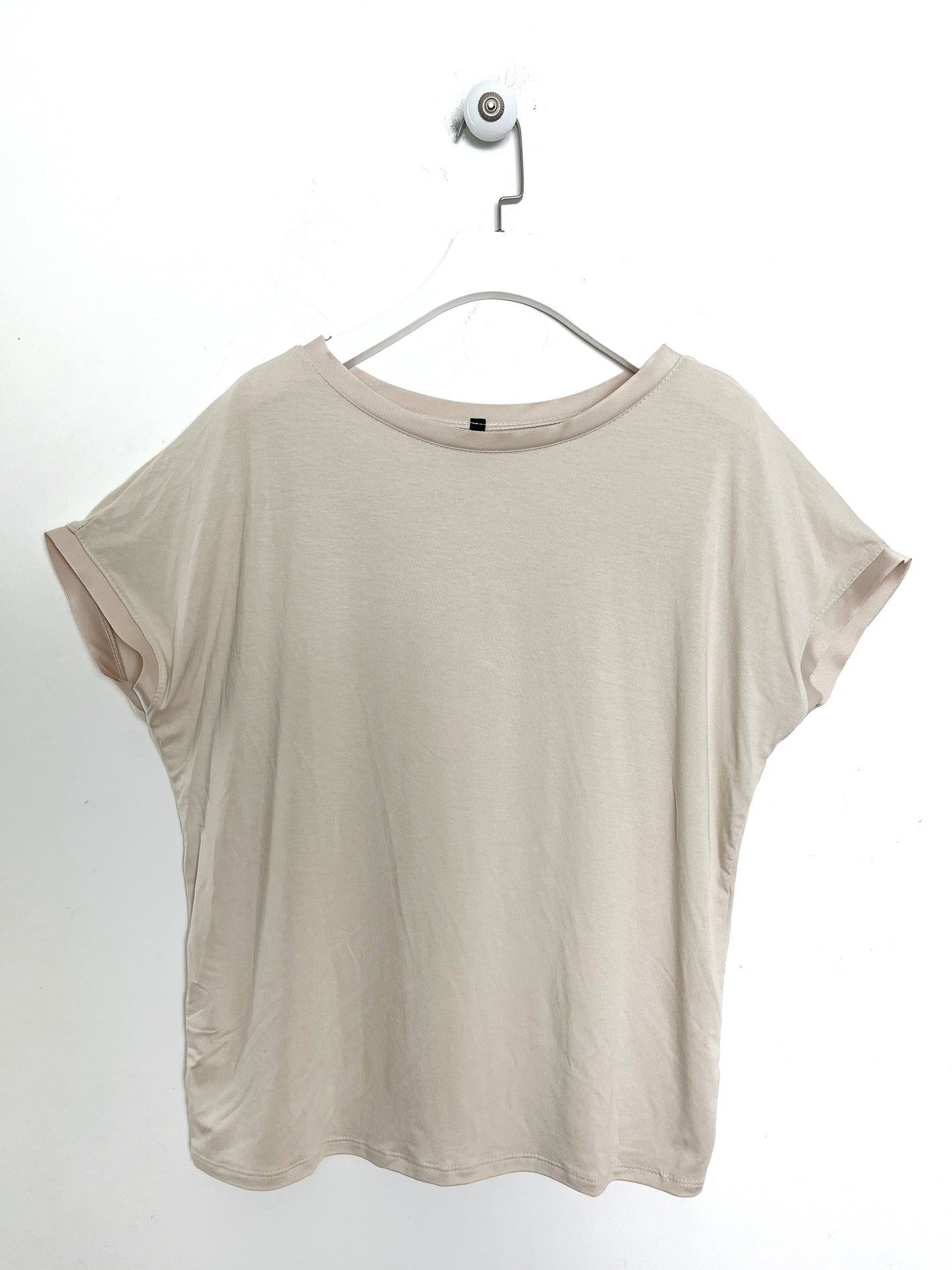 T-shirt con profili in raso