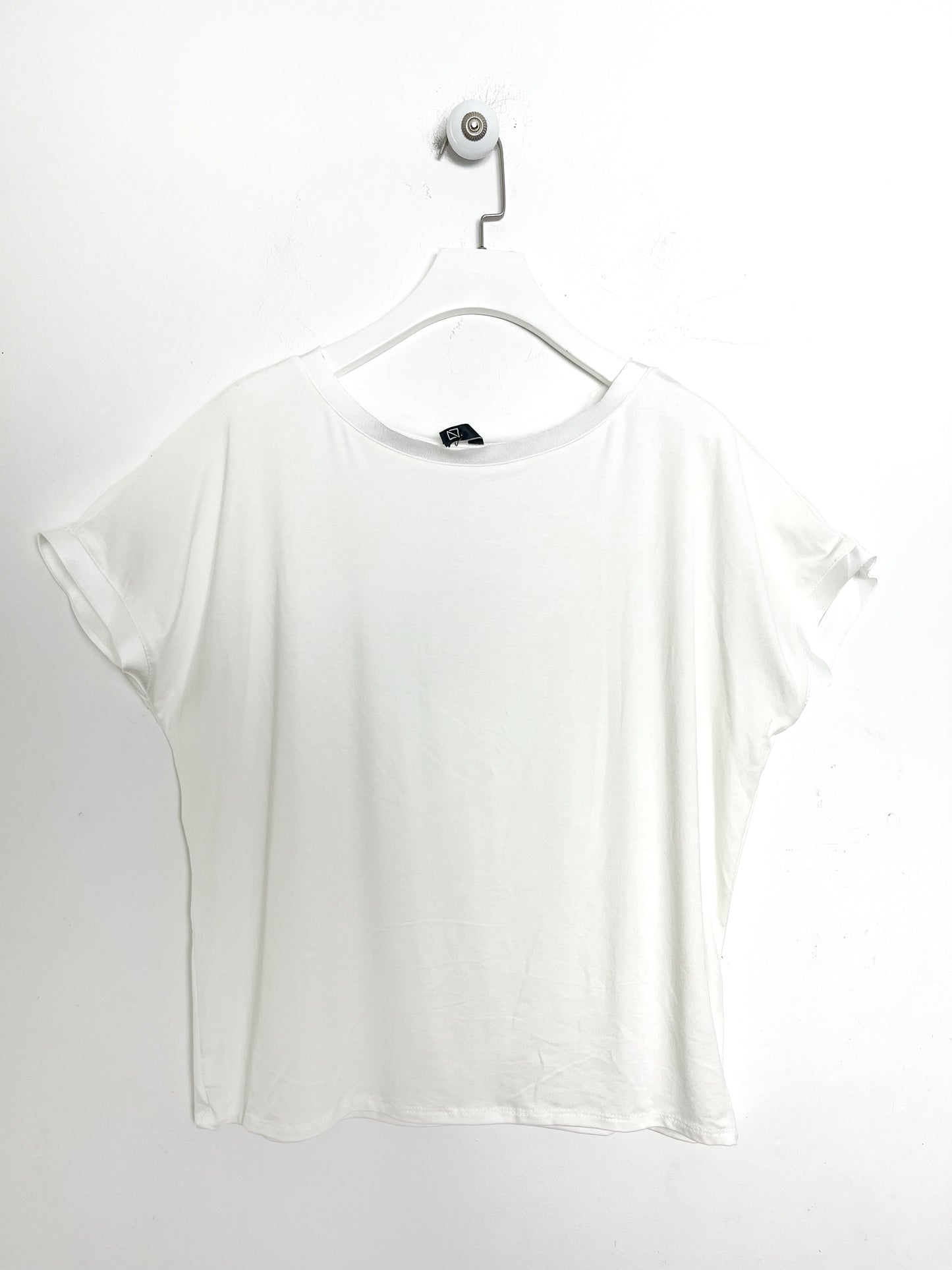 T-shirt con profili in raso