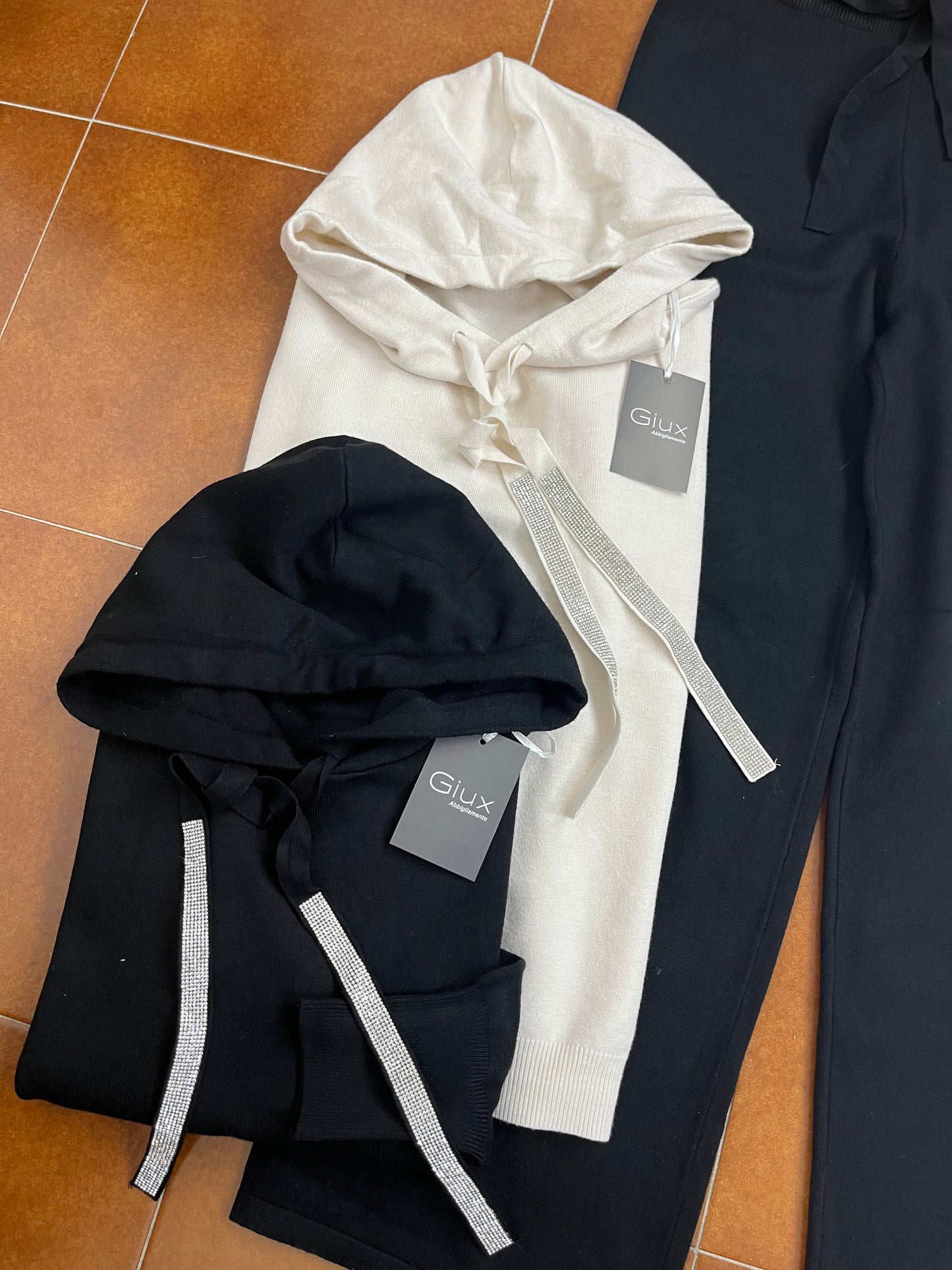 Coordinato maglia con cappuccio + pantalone ⬛️
