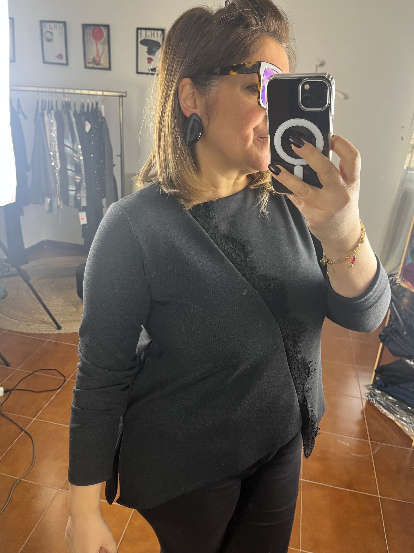 Blusa asimmetrica con pizzo ⚫️