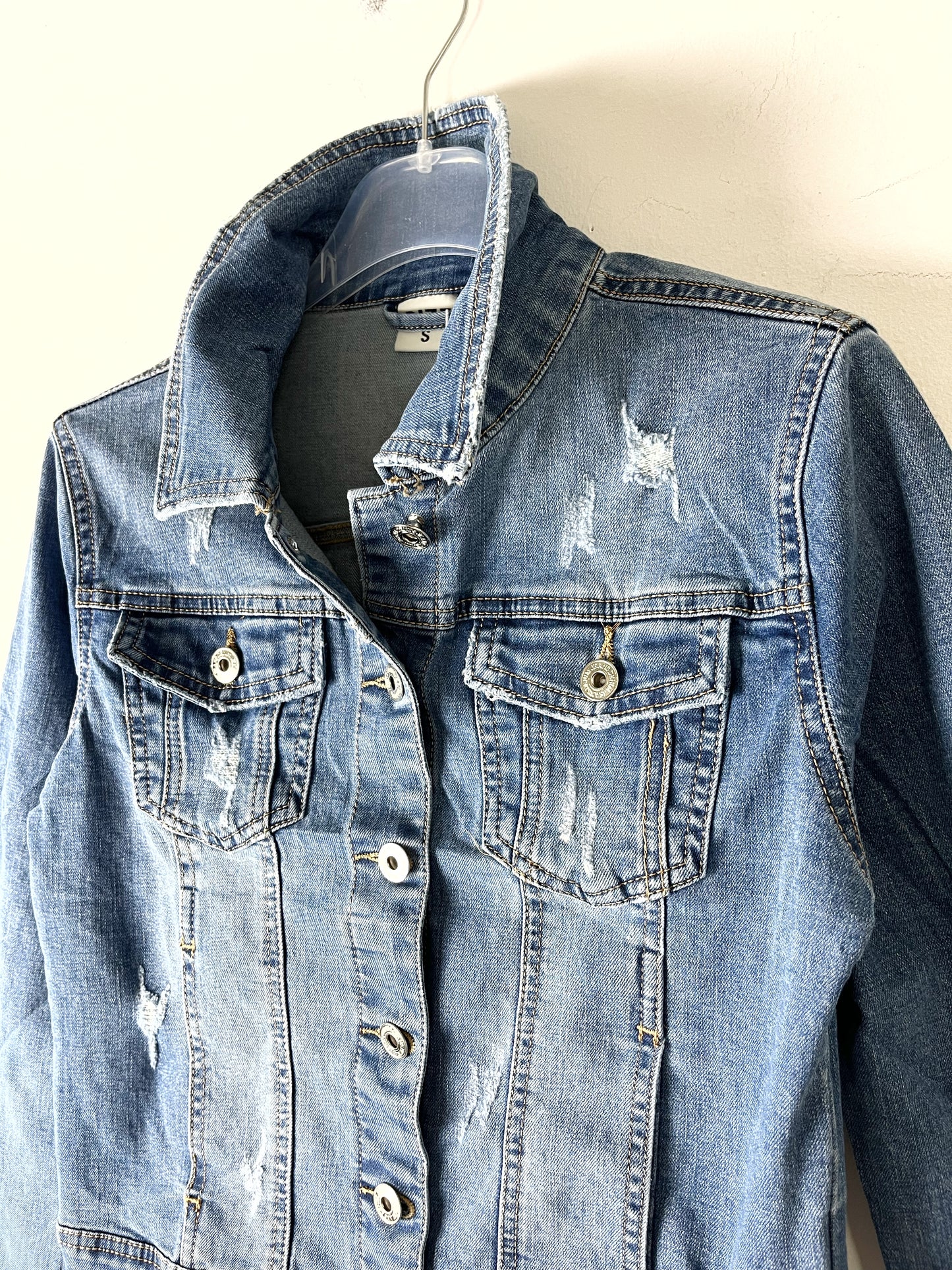 Giubbino jeans con strappi
