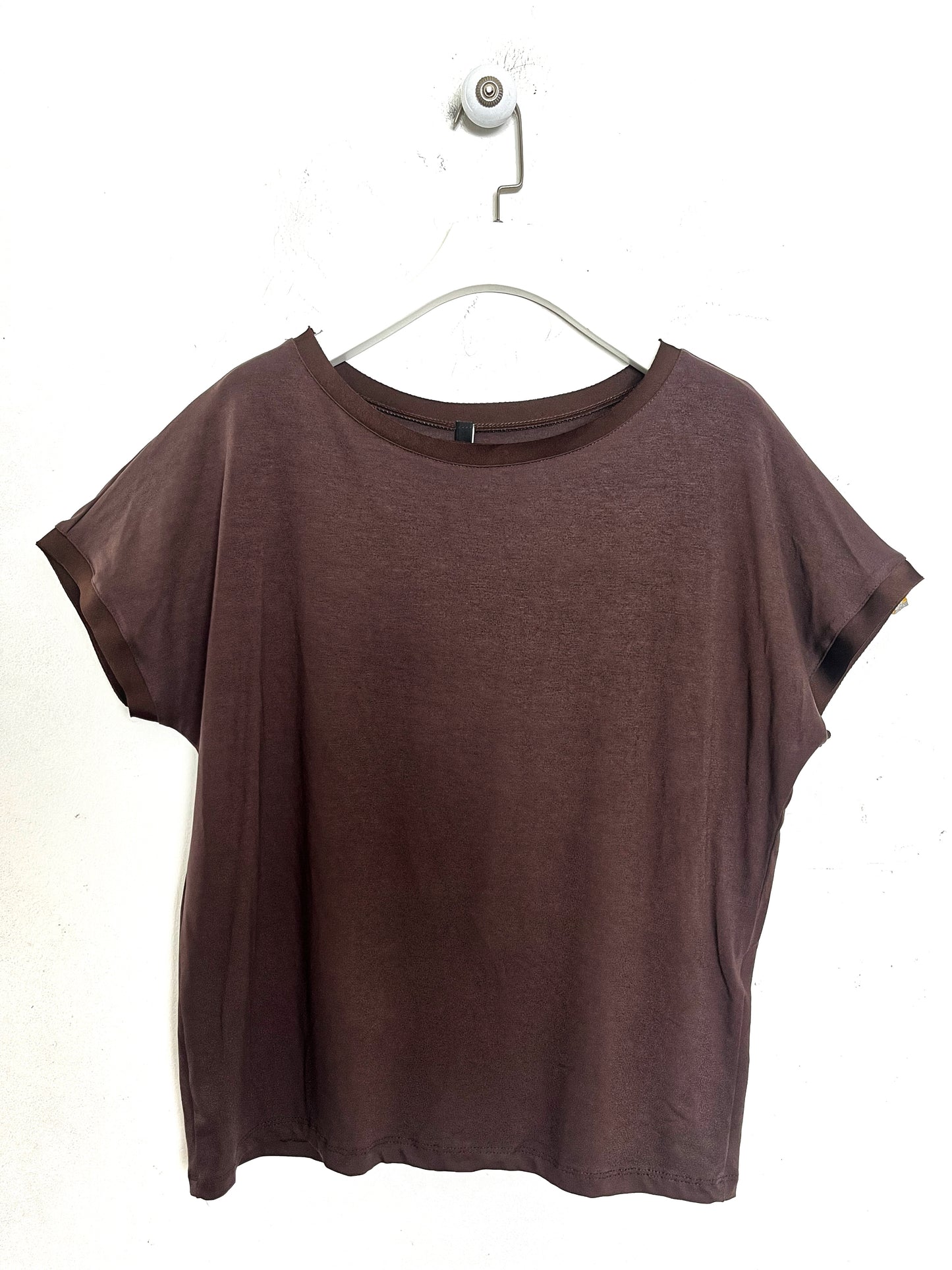 T-shirt con profili in raso