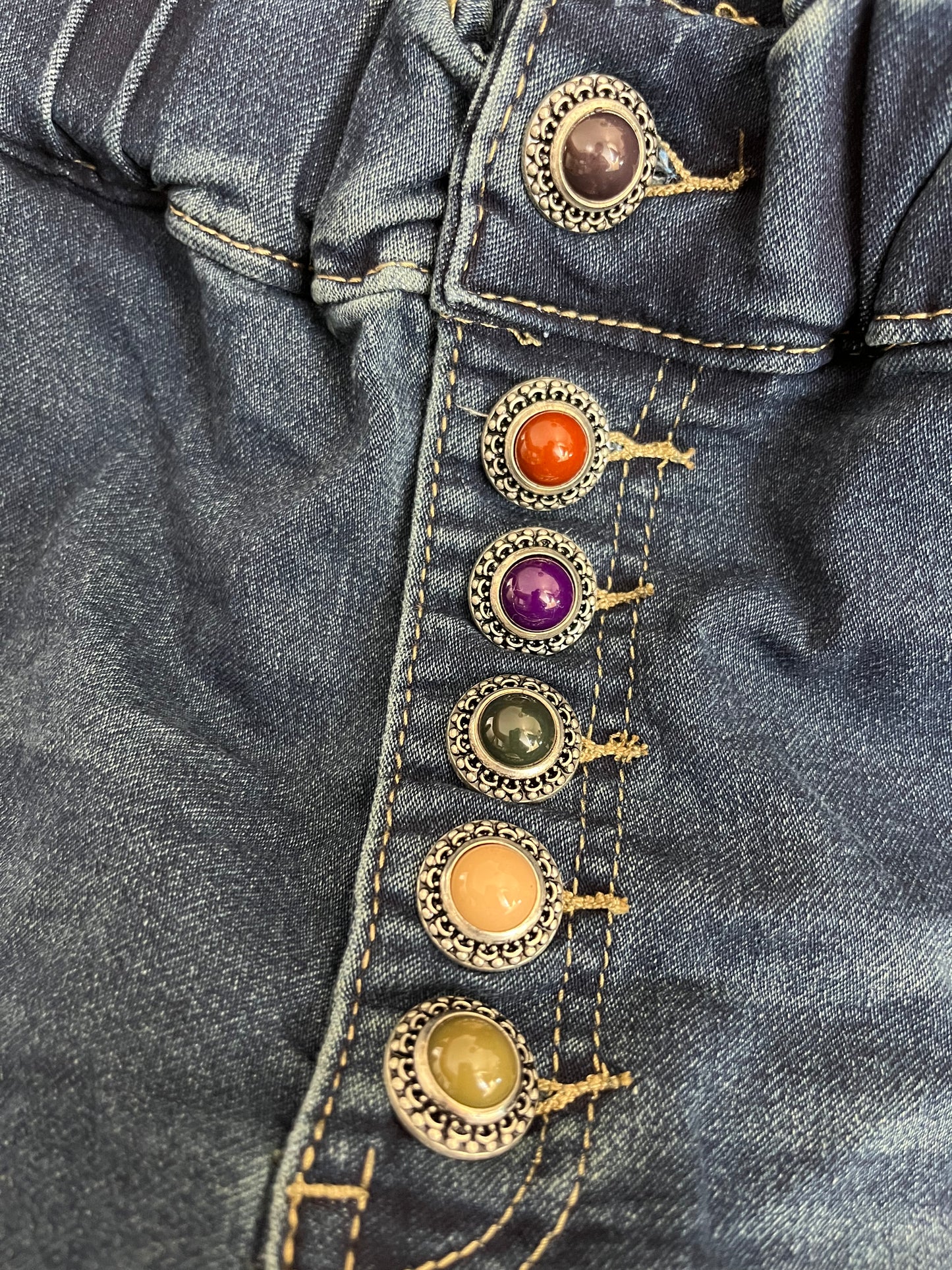 Jeans Candy scuro con bottoni gioiello
