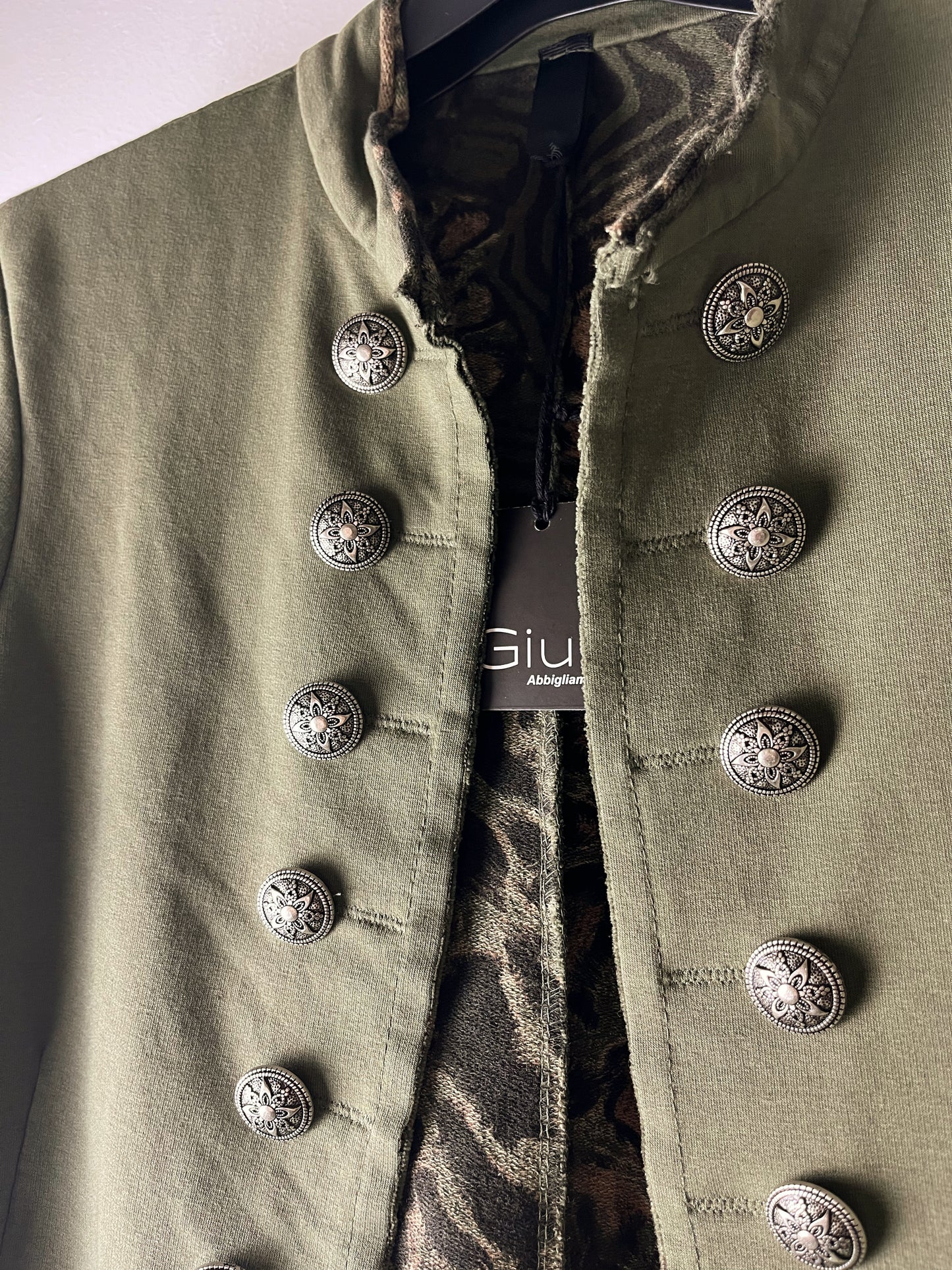 Blazer a coreana in felpa verde militare, taglio maschile, bottoni