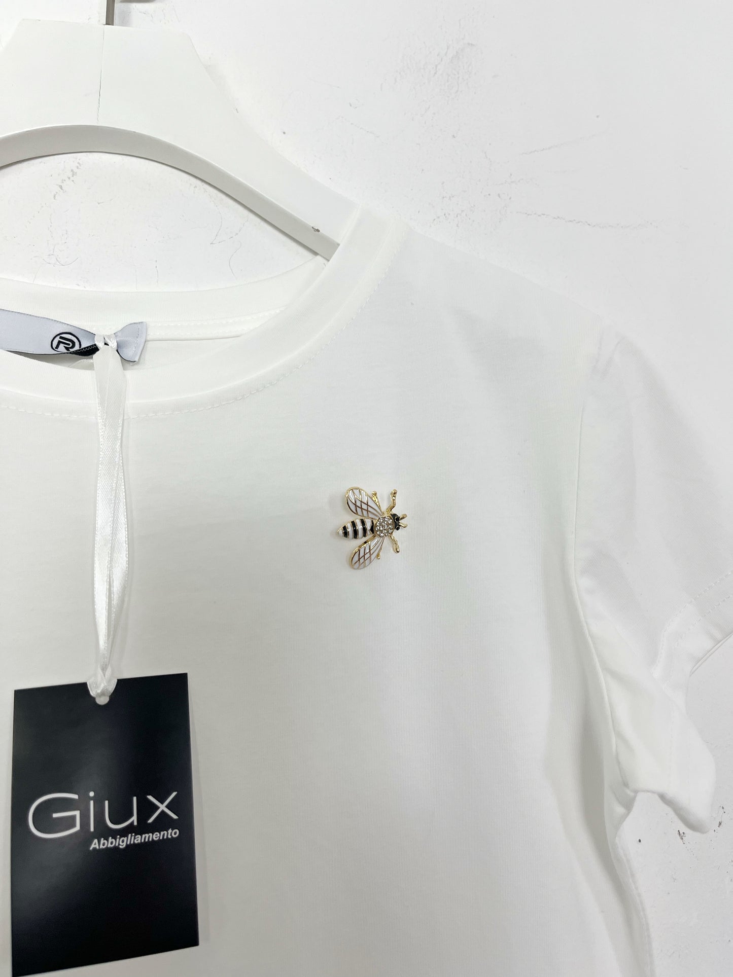 T-shirt Slim con Spilla ⬛️
