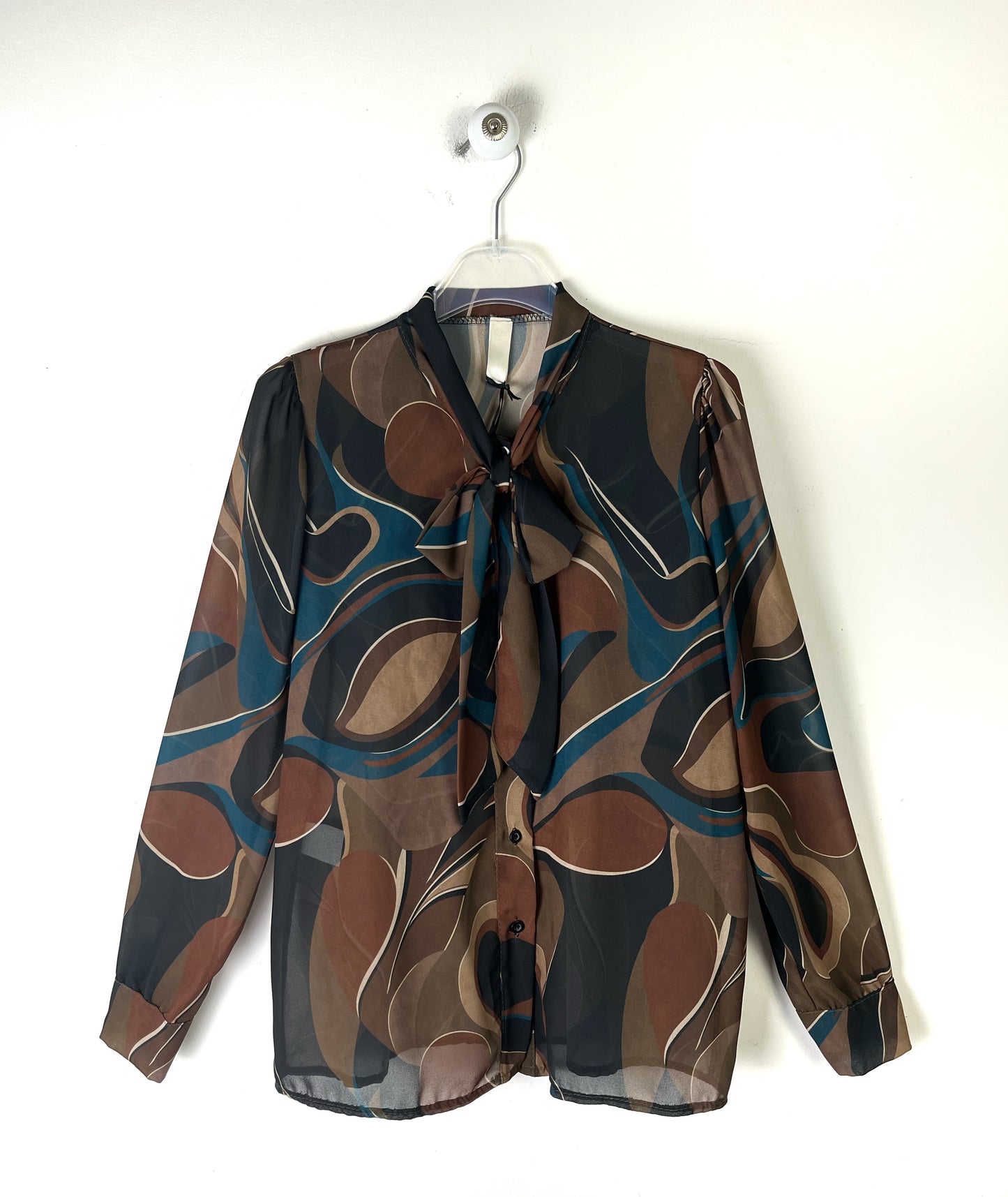 Camicia in voille in fantasia, colletto a coreana con fiocco