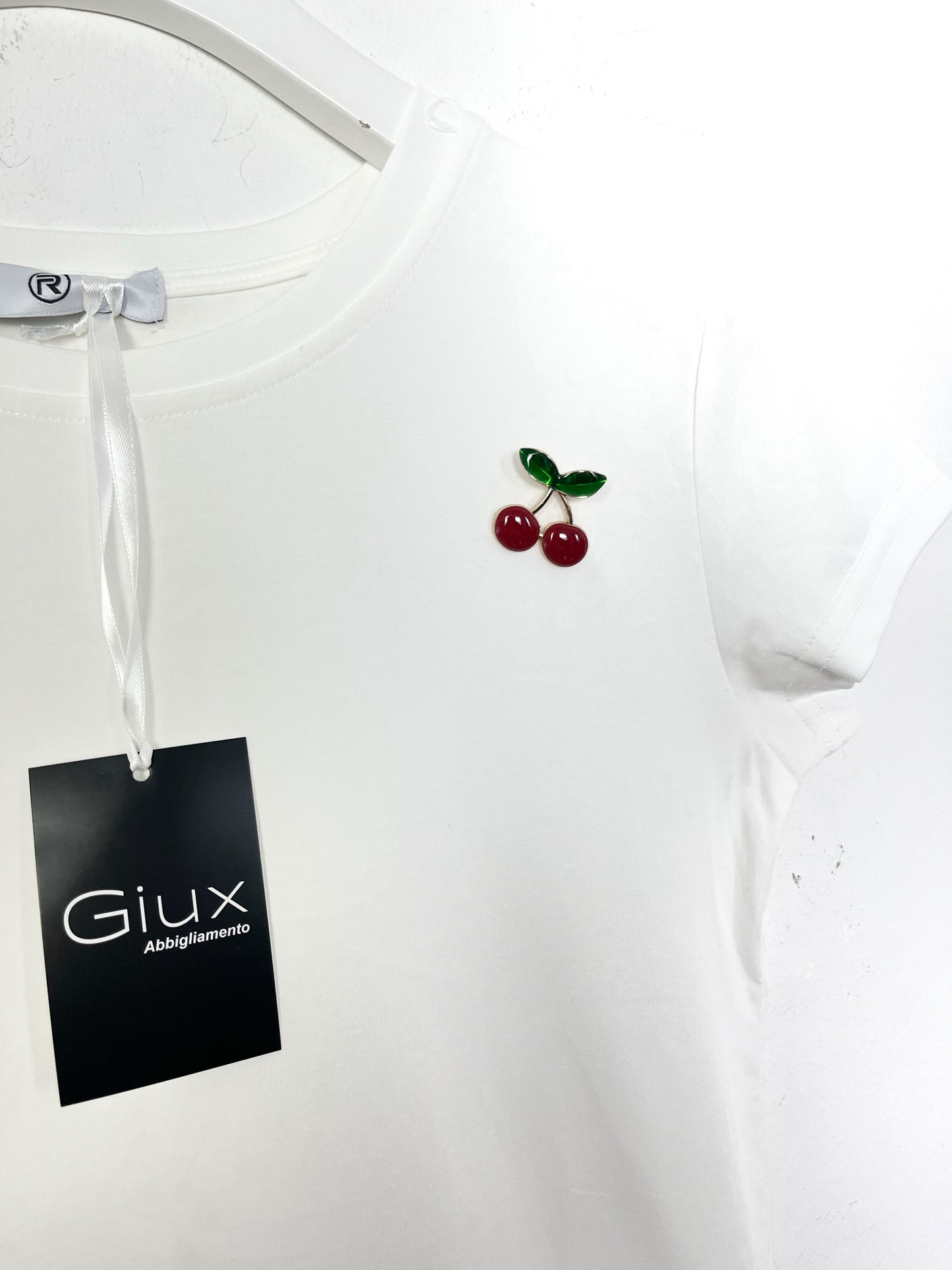 T-shirt Slim con Spilla ⬛️
