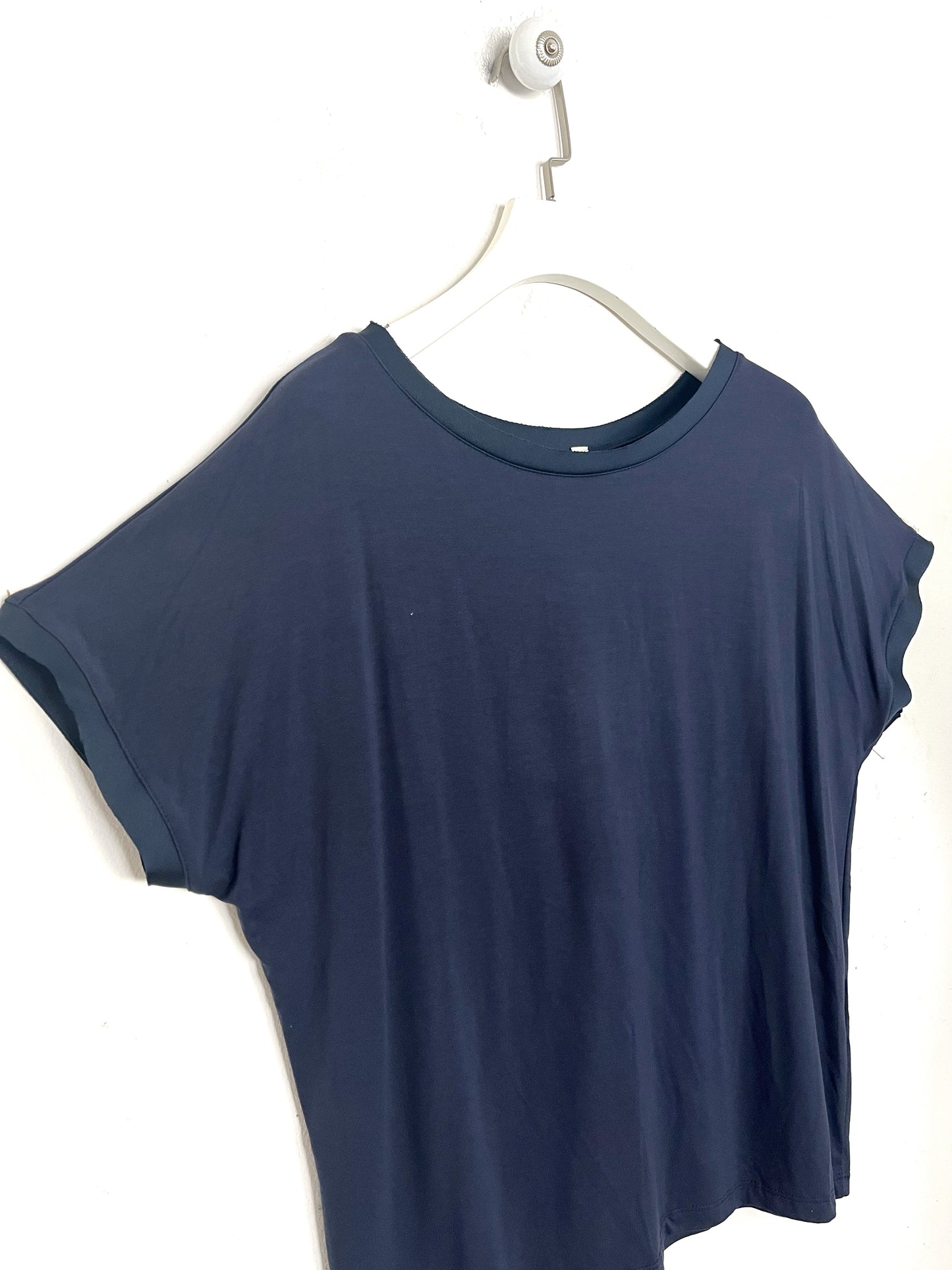 T-shirt con profili in raso