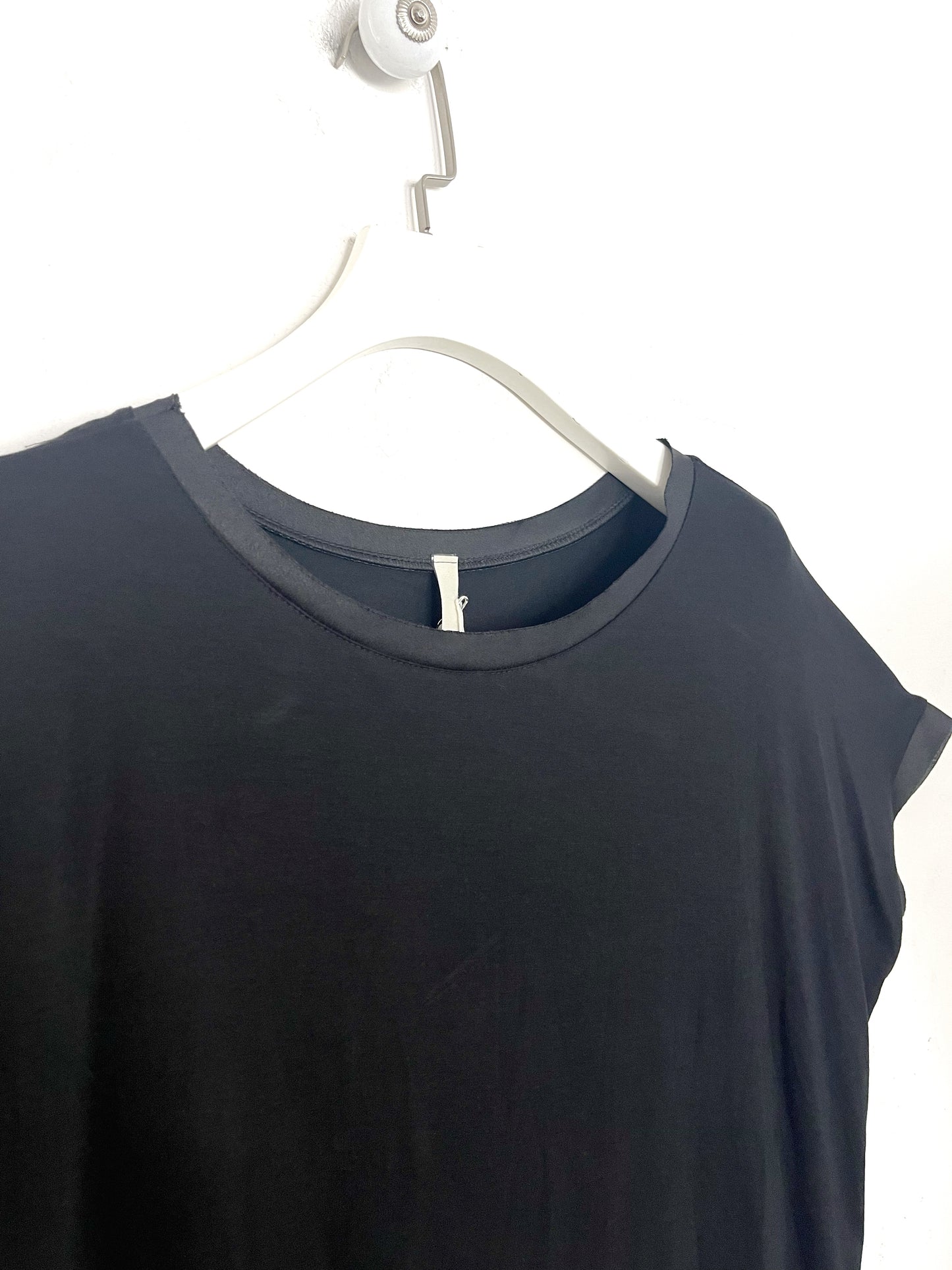 T-shirt con profili in raso