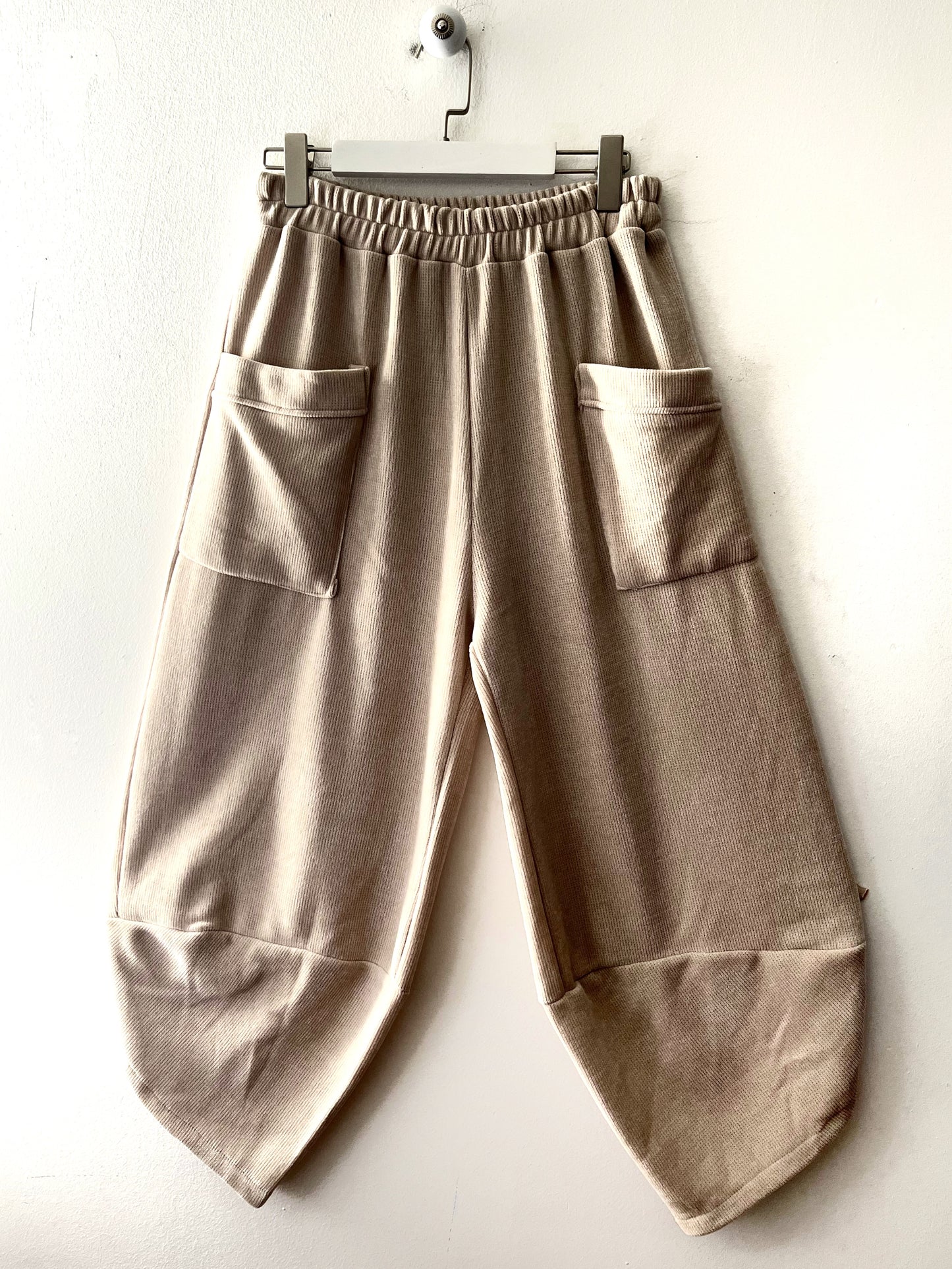 Pantalone Baggy cropped in morbida ciniglia, elastico in vita