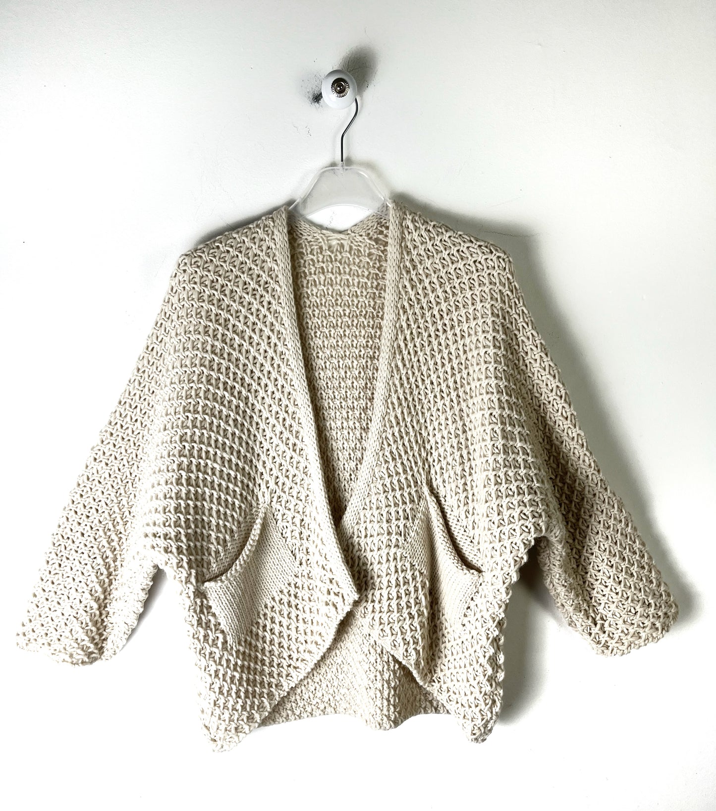 Cardigan tutto  intrecciato, aperto davanti con tasche