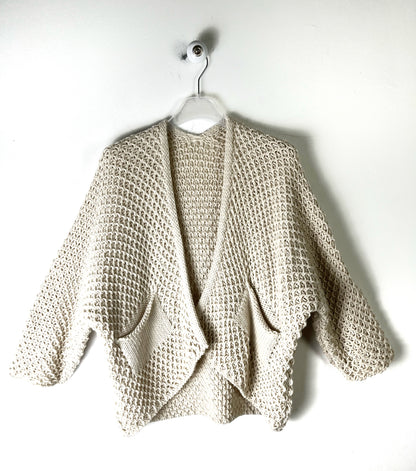 Cardigan tutto  intrecciato, aperto davanti con tasche