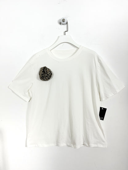 T-shirt con rosa applicata