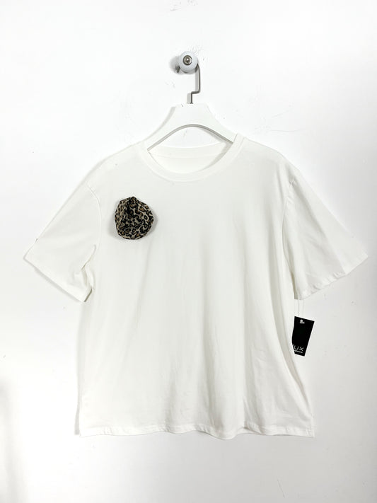 T-shirt con rosa applicata