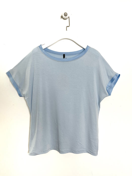 T-shirt con profili in raso