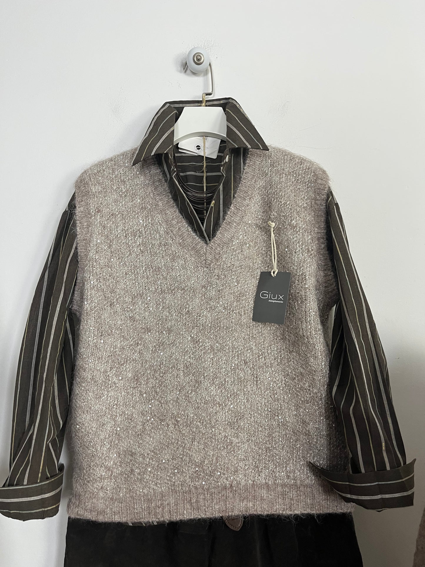 Gilet sc. a V con micro paillettes ⬛️