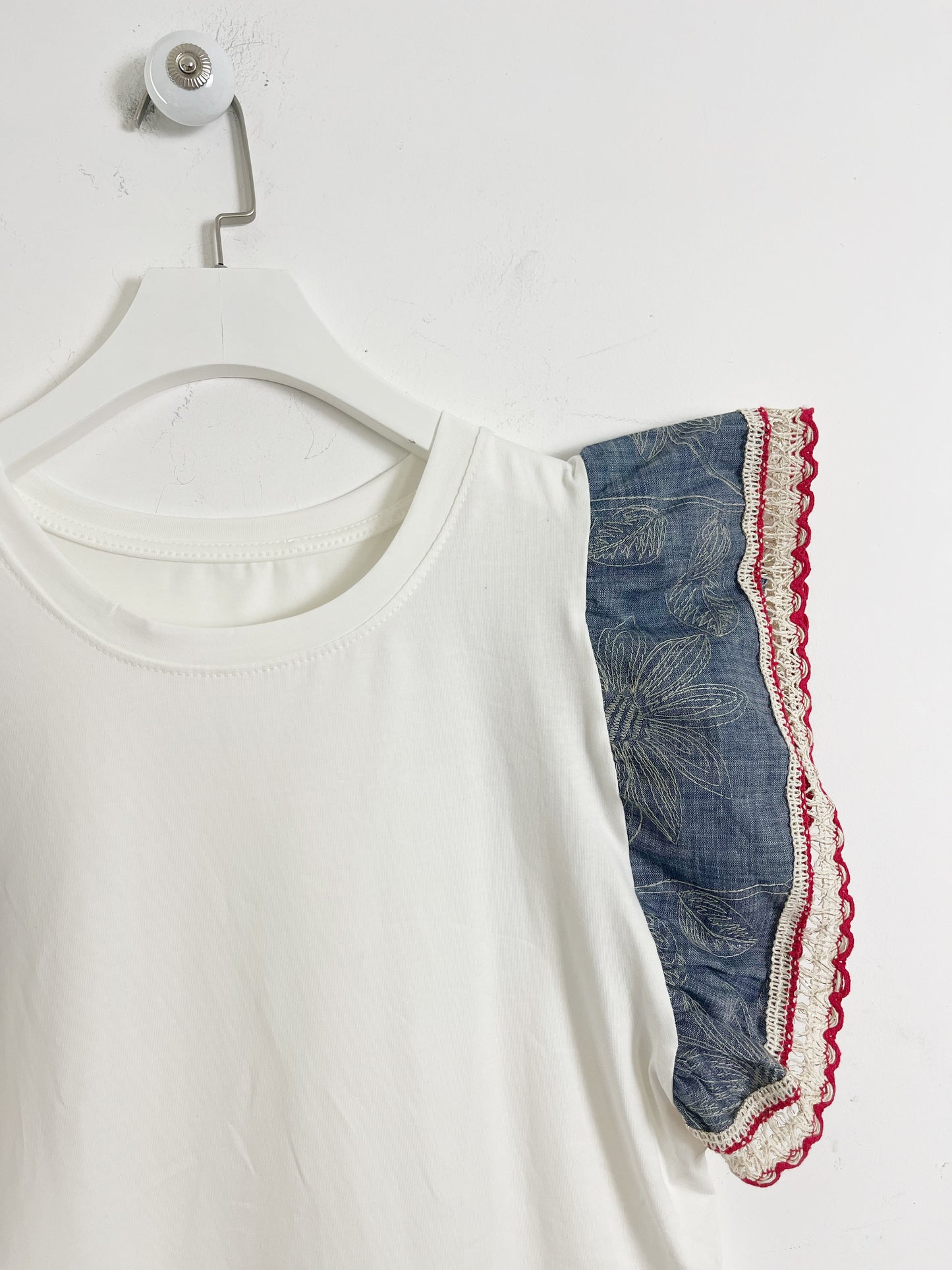 T-shirt ricami e jeans