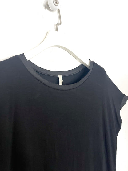 T-shirt con profili in raso