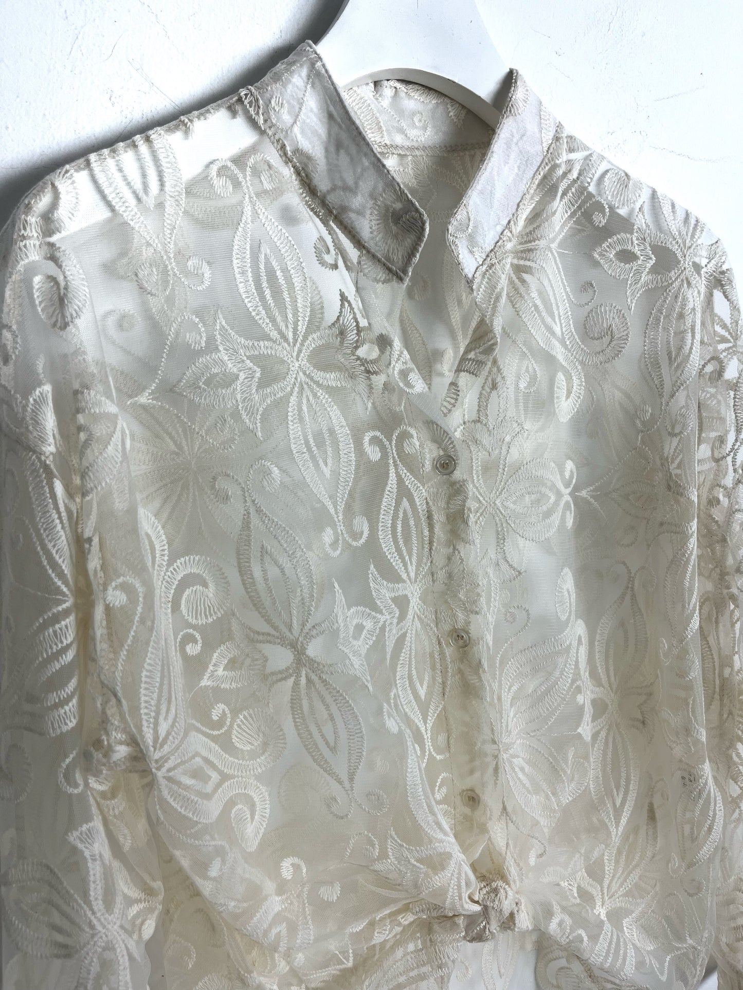 Coreana in pizzo ricamata